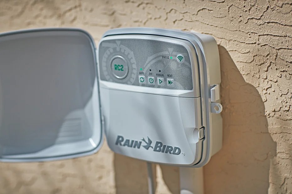 Montierter Rain Bird RC2 230V 4 Stationen Indoor Controller mit offener Abdeckung